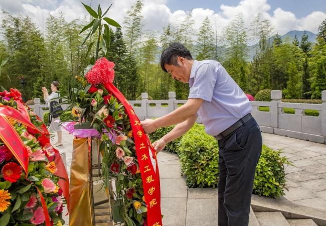 黄培明书记整理花篮缎带 黄培明书记整理花篮缎带
